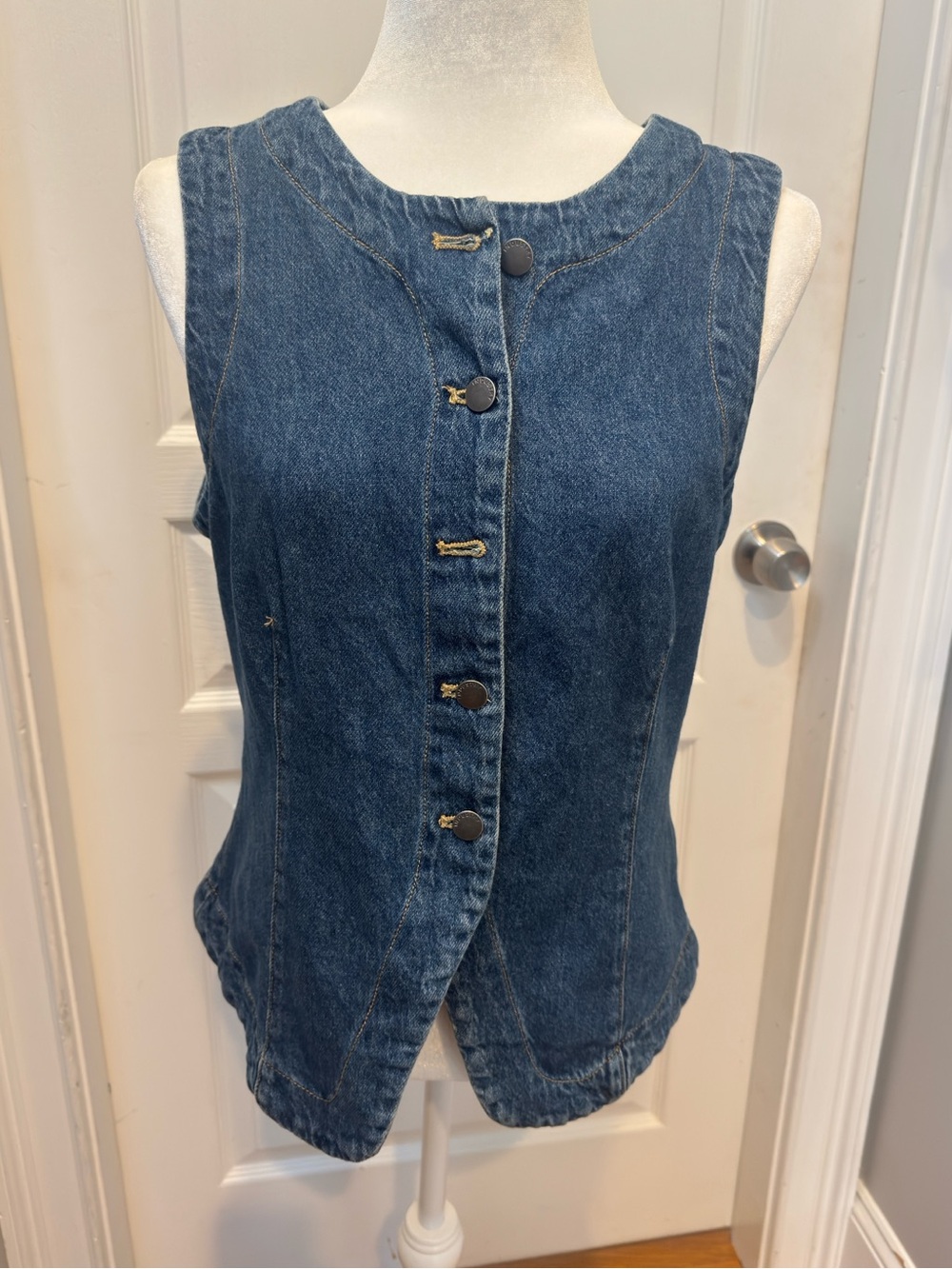 Denim Button-Front Sleeveless Top - Blue med